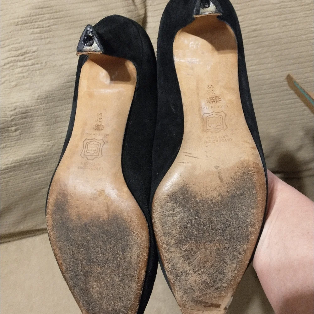 Manolo Blahnik Suede Pumps  38.5